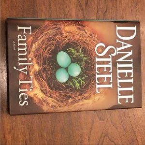Like New giftable Danielle Steel FAMILY TIES